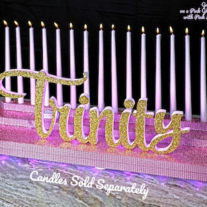 3 Tier Sweet 16 Candelabra LED Namensschild Herzstück | Kerzen-Beleuchtungs-Anzeiger für Quinceamaßa, Bat/Bar Mitzvah | Kerzen separat erhältlich