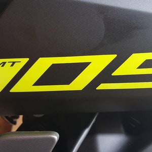 Könnte beinhalten: Ein schwarzes Motorrad mit einem gelben "MT-09" Aufkleber an der Seite.