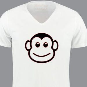 Könnte beinhalten: Weißes T-Shirt mit einem schwarz-weißen Cartoon-Affenkopf-Motiv.