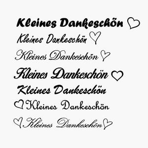 Könnte beinhalten: Ein Schwarzweißbild mit dem Text "Kleines Dankeschön", der mehrmals wiederholt wird, mit einem Herzsymbol daneben.