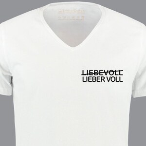Könnte beinhalten: Weißes V-Ausschnitt-T-Shirt mit schwarzem Text, der "LIEBEVOLL" mit einem Strich durchgestrichen und darunter "LIEBER VOLL" lautet.