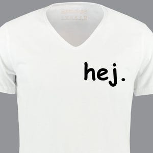 Könnte beinhalten: Weißes T-Shirt mit V-Ausschnitt und dem Wort "hej." in Schwarz auf der Vorderseite.