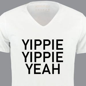 Könnte beinhalten: Weißes T-Shirt mit V-Ausschnitt und dem in Schwarz gedruckten Text "YIPPIE YIPPIE YEAH".