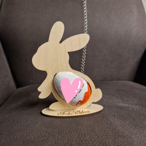 Geschenk zu Ostern mit Schriftzug Frohe Ostern süßer Hase Bunny für Ü Ei. Aus Holz Mitbringsel Osterdeko Kleinigkeit Schoko Ei