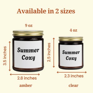 K&ouml;nnte beinhalten: Zwei Gr&ouml;&szlig;en von Kerzenbeh&auml;ltern aus Bernstein- und Klarglas mit goldenen Deckeln. Die Beh&auml;lter sind mit "Summer Cozy" beschriftet und haben ein Fassungsverm&ouml;gen von 9 oz und 4 oz. Die Beh&auml;lter werden mit Ma&szlig;en in Zoll dargestellt.