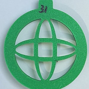 Pode incluir: Enfeite de globo verde com um design recortado. O enfeite tem um pequeno laço na parte superior e o número "31" escrito nele.