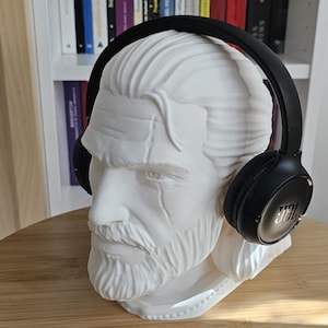 Könnte beinhalten: Eine weiße 3D-gedruckte Büste eines Mannes mit Bart, der schwarze Over-Ear-Kopfhörer mit dem JBL-Logo an der Seite trägt.
