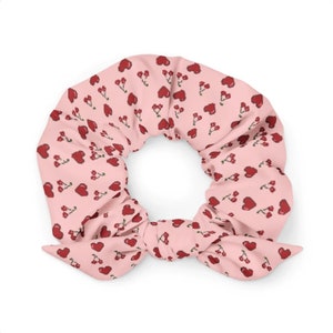 Fliege Scrunchie mit Kirschen und Herzen