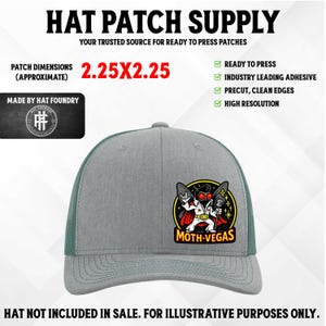 Könnte beinhalten: Graue Trucker-Cap mit grünem Mesh-Rücken, mit einem "Moth-Vegas"-Patch. Der Patch ist eine Cartoon-Illustration einer Motte, die als Elvis verkleidet ist. Das Bild zeigt auch Text: "HAT PATCH SUPPLY", "READY TO PRESS" und Patch-Abmessungen von 5,7 x 5,7 cm.