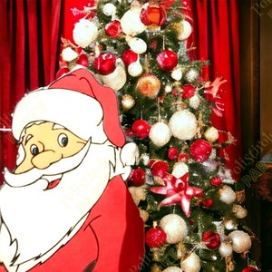 Könnte beinhalten: Ein roter und weißer Comic-Weihnachtsmann steht vor einem Weihnachtsbaum, der mit roten und goldenen Kugeln geschmückt ist. Der Baum ist mit einem roten Stern oben und einem rot-weiß gestreiften Band um die Basis geschmückt.