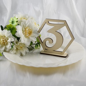 Tischnummer-Tischschild für Hochzeit, Kommunion, Taufe, besonderes Ereignis, geschnitzte Lasergravur, personalisierbar aus Pappelholz