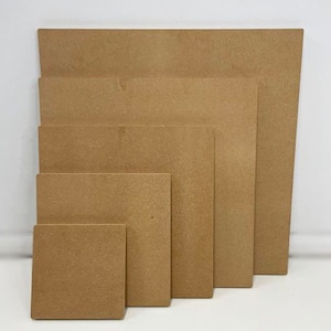 Puede incluir: Un conjunto de seis tableros de corcho cuadrados de diferentes tama&ntilde;os, que van desde peque&ntilde;os hasta grandes. Los tableros son todos de color marr&oacute;n claro y tienen una textura de corcho natural.