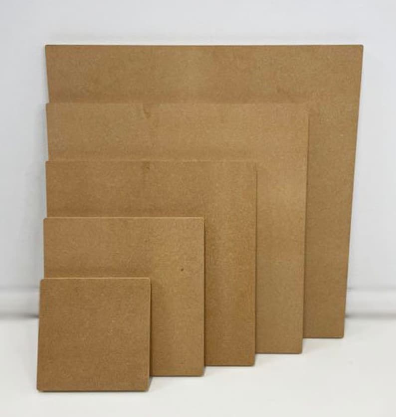 Puede incluir: Un conjunto de seis tableros de corcho cuadrados de diferentes tama&ntilde;os, que van desde peque&ntilde;os hasta grandes. Los tableros son todos de color marr&oacute;n claro y tienen una textura de corcho natural.