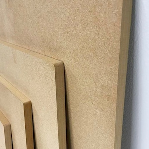 Puede incluir: Cuatro piezas de madera sin terminar, apiladas una encima de la otra, con la pieza m&aacute;s grande en la parte inferior y la m&aacute;s peque&ntilde;a en la parte superior. La madera es de color marr&oacute;n claro y tiene una textura rugosa.