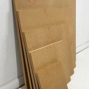 Puede incluir: Una pila de cinco piezas rectangulares de madera, cada una de un tama&ntilde;o diferente. La madera es de color marr&oacute;n claro y tiene una textura ligeramente rugosa.