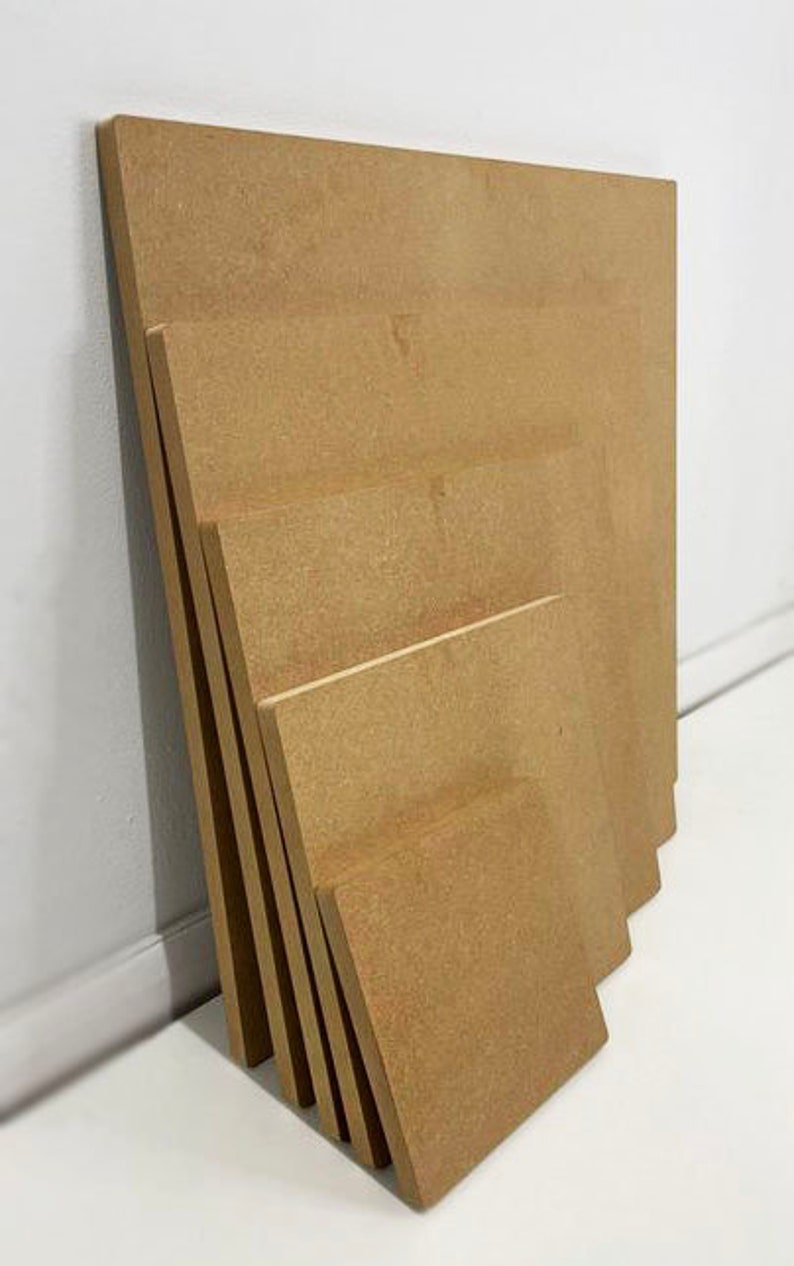 Puede incluir: Una pila de cinco piezas rectangulares de madera, cada una de un tama&ntilde;o diferente. La madera es de color marr&oacute;n claro y tiene una textura ligeramente rugosa.