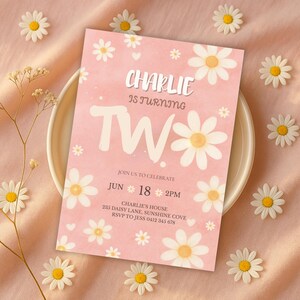 Convite para 2º aniversário da Daisy, convite editável para segundo aniversário, tema retrô e moderno da Daisy, cartão de festa para download instantâneo
