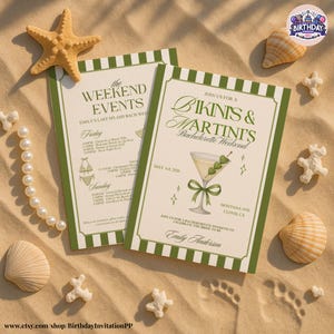 Può includere: Due biglietti d'invito con bordi verdi e testo, tra cui "Bikinis & Martini's Bachelorette Weekend" e "The Weekend Events". I biglietti sono circondati da conchiglie, una stella marina e perle su una superficie sabbiosa.