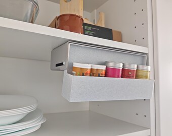 Platzsparendes Gewürzregal für mehr Ordnung in der Küche - zur Montage im Küchenschrank - einklappbar