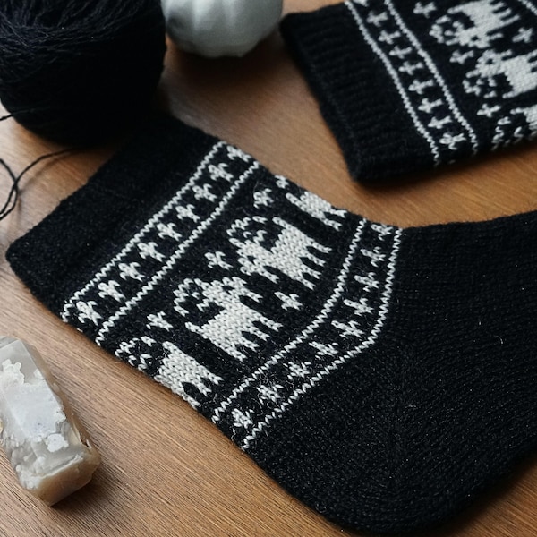 Patrón de tejido de calcetines de cabra gótica / PDF de tejido de calcetines de Halloween / Patrón de tejido gótico con colores / Idea de regalo alternativa hecha a mano