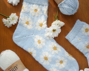 Daisy Floral Sock Knitting Pattern - Colorwork Cute Sock PDf Pattern - Fair Isle Dainty Sock Knitting Pattern. Flower Sock Knitting Pattern