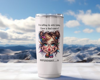Könnte beinhalten: Ein weißer Edelstahlbecher mit einem Cartoon-Mädchen mit braunen Haaren und Brille. Der Becher trägt den Text "I'm calling in sick today, I have a bad case of DONTGIVEASHIT....itis"
