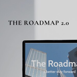 Puede incluir: Un ordenador portátil con un fondo blanco. La pantalla muestra una ciudad con el texto "The Roadmap" y "a better way forward". La dirección del sitio web "www.wealthonwomen.com" se muestra debajo del portátil.