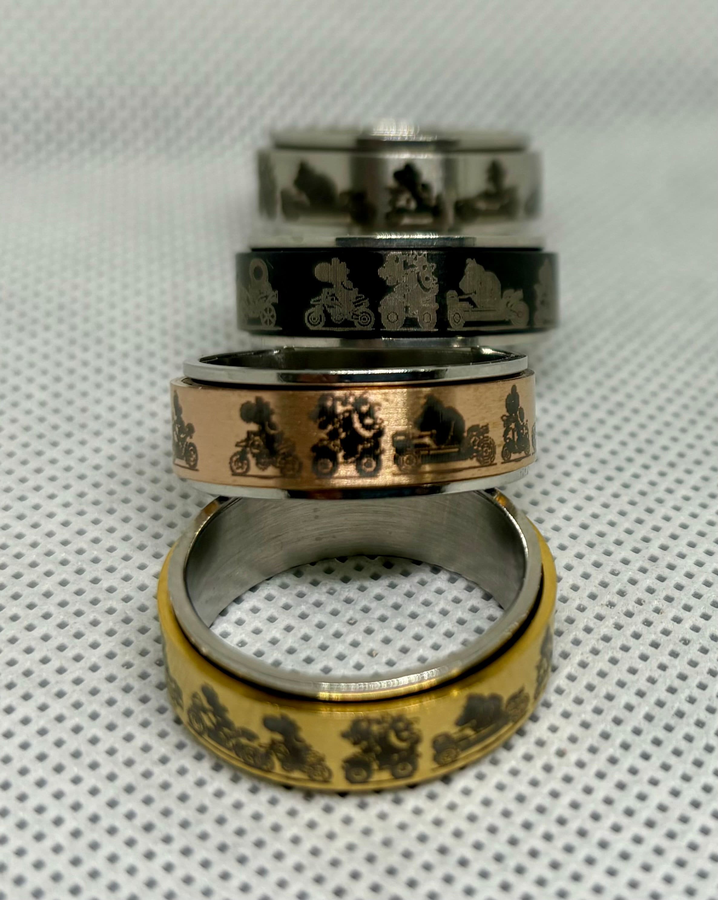 Handgeschmiedeter Spinner-Ring inspiriert von Mario Kart Racing. Wrap rund um Silhouetten, freie Lasergravur innen