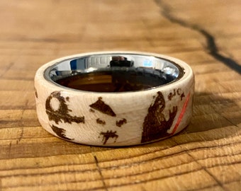 Titan Glow Ring auf Ahornholz individuell gestaltete Star Wars inspirierte Bild im dunklen Lichtschwert leuchten