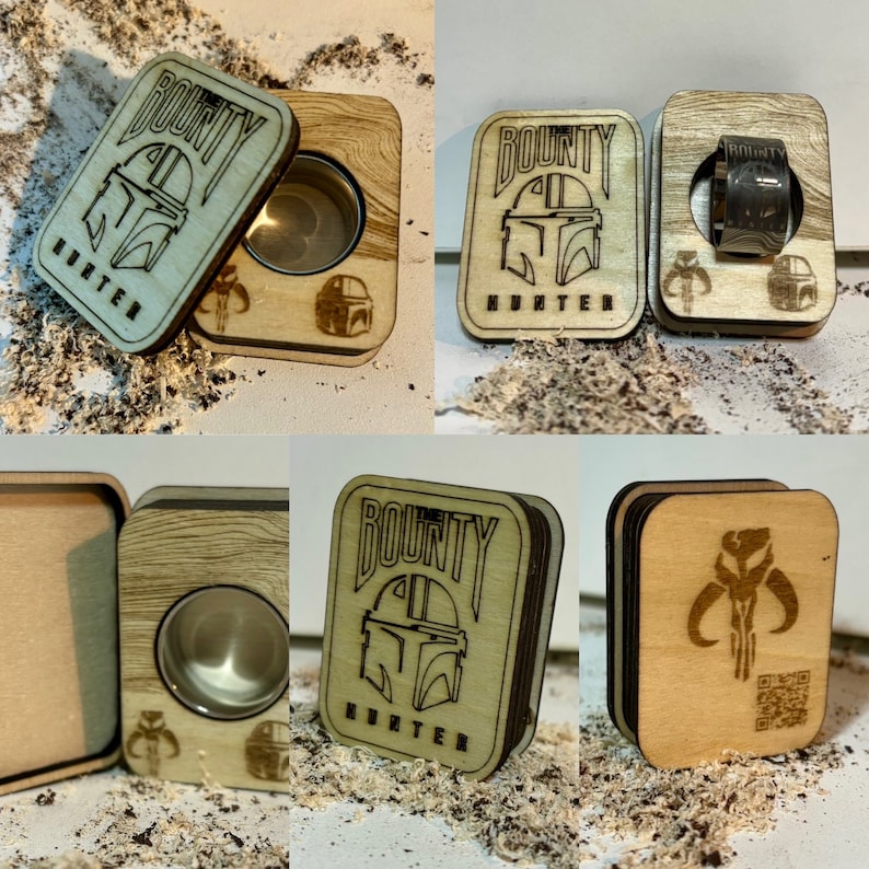 Pu&ograve; includere: Quattro scatole di legno con un design mandaloriano. Le scatole sono incise con le parole "BOUNTY HUNTER" e un elmetto mandaloriano. Una scatola ha un piccolo ritaglio rotondo, un'altra contiene un anello e un'altra mostra un simbolo mandaloriano.
