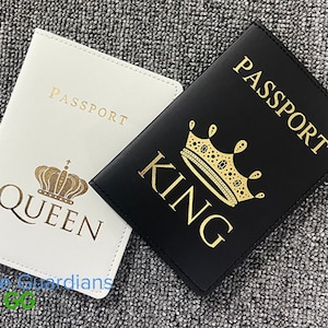 Regal Romance: koning en koningin gepersonaliseerde paspoortomslag – handgemaakte paspoorthouder met paarkroon met aangepaste namen voor een koninklijke reis