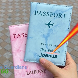 Omarm elegantie met onze gegraveerde paspoorthouder: jouw gepersonaliseerde paspoorthoesje voor reizen in stijl