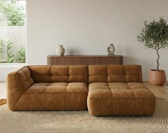 Sektionssoffa i konjakstyg | Tuftad modulsoffa med fotpall | L-formad soffa i modern stil | Karamellfärgad klädd vardagsrumssoffa