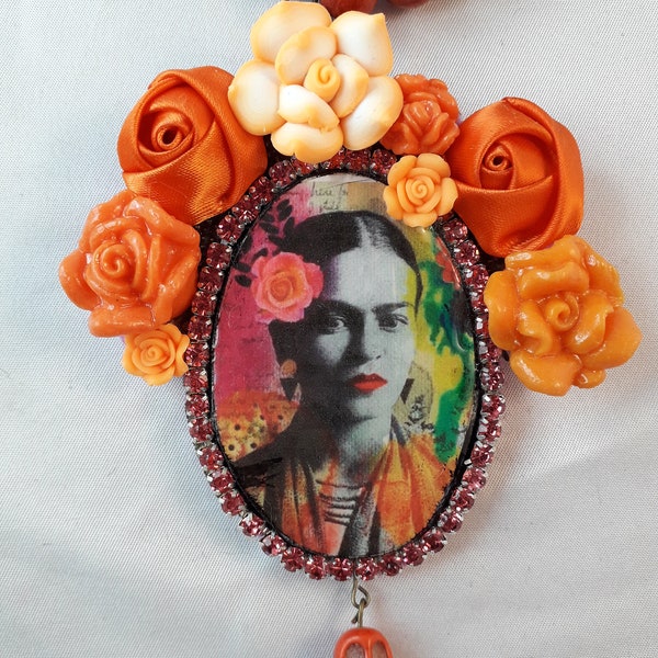 Collier Frida Kahlo, collier fleurs aux couleurs du Mexique en rose, orange, rouge et vert.