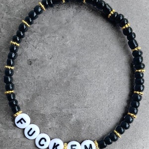 Pulsera “Max” F*ck Em (cuentas de vidrio negro y detalles dorados)