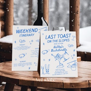 Könnte beinhalten: Eine weiße Einladung mit blauem Text und Illustrationen für einen Junggesellinnenabschied. Die Einladung lautet "Last Toast on the Slopes" und enthält Details für Ashleys Junggesellinnenabschied. Die Einladung enthält auch einen Wochenendplan mit Aktivitäten für Freitag, Samstag und Sonntag.