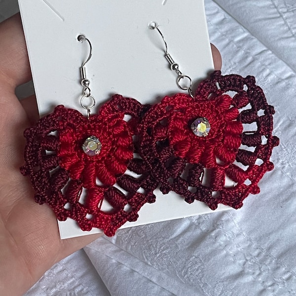 Grandes boucles d'oreilles pendantes Art nouveau en coton perlé rouge feuille/coeur faites à la main et/ou collier en similicuir avec embellissement de boutons