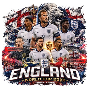 Könnte beinhalten: Ein Grafikdesign mit Spielern der englischen Fußballnationalmannschaft in weißen Trikots, einem brüllenden Löwen, der englischen Flagge und dem FIFA-Weltpokal. Der Text lautet ENGLAND WORLD CUP 2026 THREE LIONS mit Stadionmotiven.