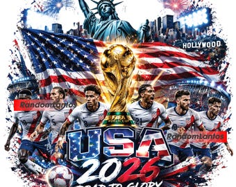 Puede incluir: Un diseño gráfico con la Estatua de la Libertad, una gran bandera estadounidense y el trofeo dorado de la Copa Mundial de la FIFA. Cinco futbolistas con camisetas blancas están bajo el trofeo. Texto: USA 2026, ROAD TO GLORY y HOLLYWOOD.