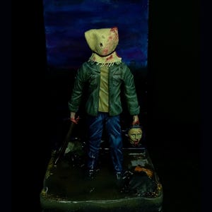 Figura de Jason Voorhees de Viernes 13 sobre una base