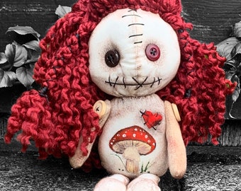 Lamentable muñeco vudú gótico galés con seta venenosa