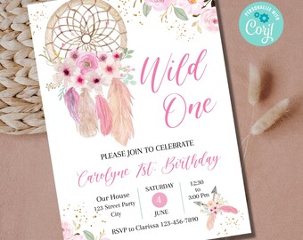 Puede incluir: Una tarjeta de invitación blanca con un atrapasueños, flores rosas y plumas. El texto "Wild One" está en escritura rosa. La tarjeta incluye detalles de la fiesta y el texto "¡Personaliza con Corjl!"