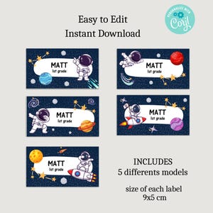 Puede incluir: Cinco etiquetas de nombre imprimibles con un astronauta en el espacio con estrellas y planetas. La etiqueta de nombre dice "MATT 1st grade". Cada etiqueta mide 9 cm por 5 cm.