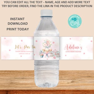 Puede incluir: Etiqueta de botella de agua con un tema de fiesta de té rosa y azul. La etiqueta dice "Let's Par-tea" y "Gracias por venir y celebrar conmigo". La otra etiqueta dice "Adeline's 6th Birthday".