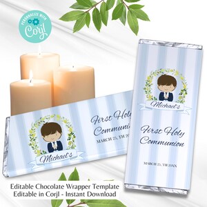 Puede incluir: Envoltorios de barras de chocolate con un diseño de rayas azules y blancas. Cada envoltorio presenta una ilustración de dibujos animados de un niño con traje dentro de una corona floral, con el texto "Primera Comunión" y "Michael's".