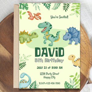 Puede incluir: Una invitación de cumpleaños de dinosaurio verde y amarilla con el texto "You're Invited!" y "DAVID 5th Birthday". La invitación incluye la fecha y la hora de la fiesta, la dirección y un número de RSVP.