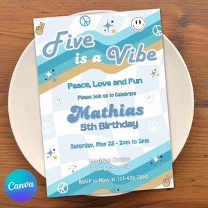 Puede incluir: Una invitación de cumpleaños azul y blanca con un ambiente retro de los años 70. Dice "Five is a Vibe" con signos de paz, caras sonrientes y estrellas. La invitación es para la fiesta de cumpleaños número 5 de Mathias. Incluye la fecha, la hora y la ubicación de la fiesta.
