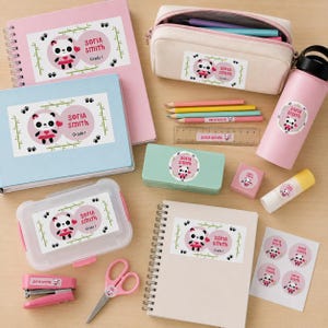 Può includere: Una collezione di articoli scolastici tra cui quaderni, un astuccio, una borraccia, un portapranzo, forbici, una cucitrice e matite, tutti decorati con adesivi personalizzati raffiguranti un panda e il testo Sofia Smith Grade 1.