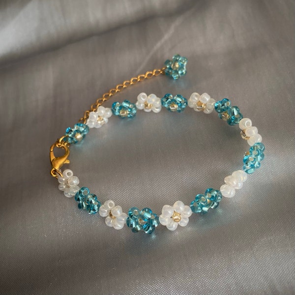 Bracelet fleur bleu turquoise, blanc perlé et doré