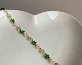 Bracelet fleur vert, blanc perlé et doré